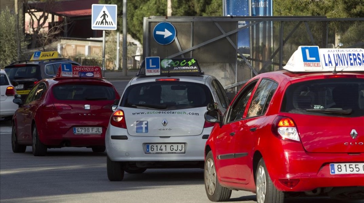 Caos en los exámenes del carné de conducir